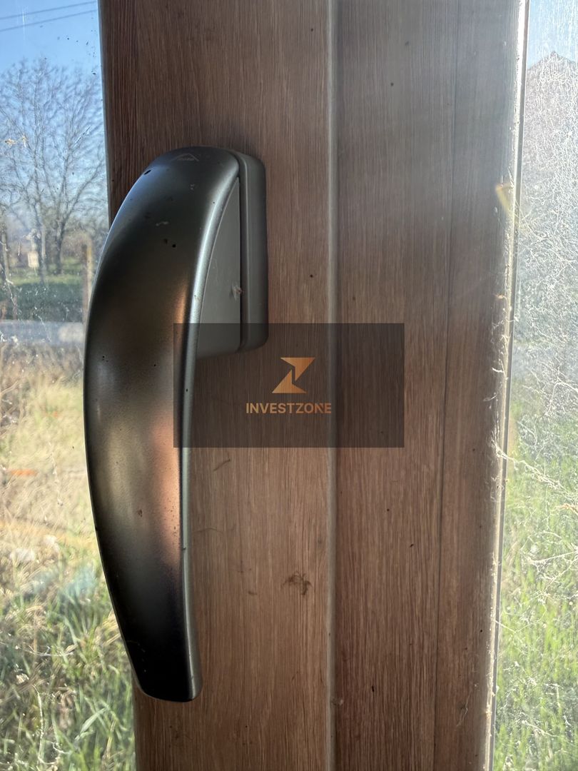 Casă spațioasă cu teren 806 mp - Poză 2