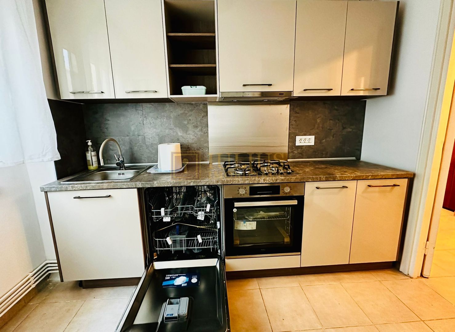 4 camere, 2 bai, centrala proprie - Poză 7