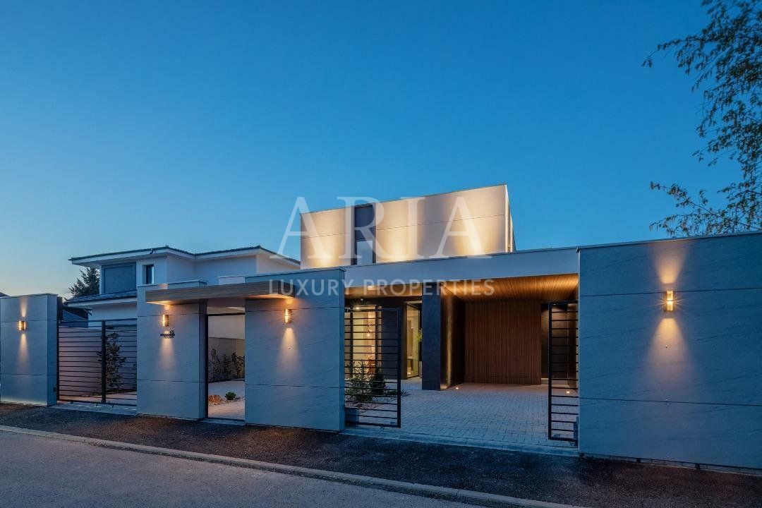 REZIDENȚĂ CONTEMPORANĂ CU DESIGN ICONIC | POZE REALE | - Poză 1