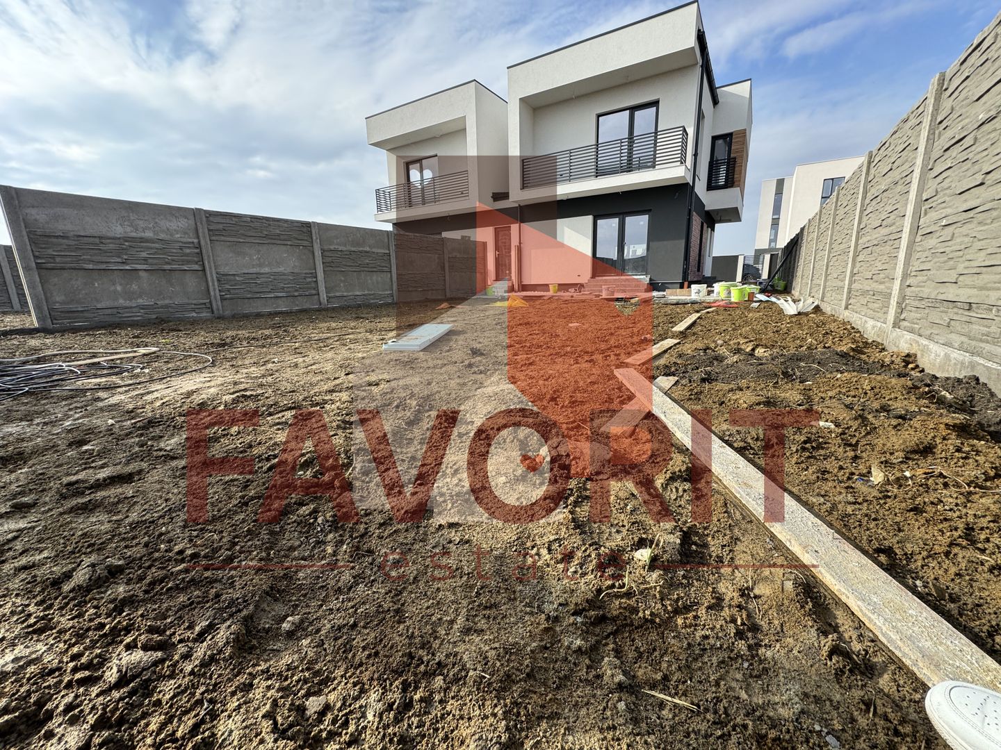 Duplex in Mosnita. Despartit prin anexa. La asfalt. - Poză 8