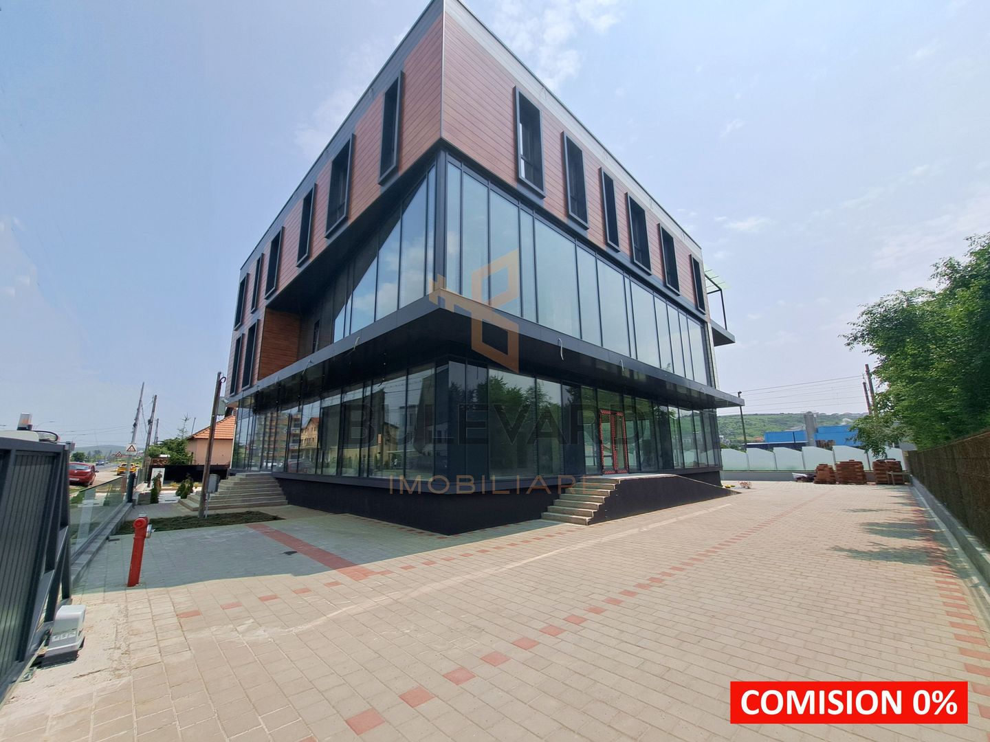 Cladire comerciala situata la drum intens circulat, 1365 mp utili + 20 parcari - Poză 1