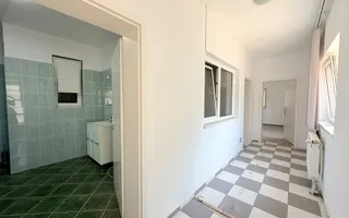 Imobil de închiriat cu locuri de parcare, curte si anexe - Poză 11