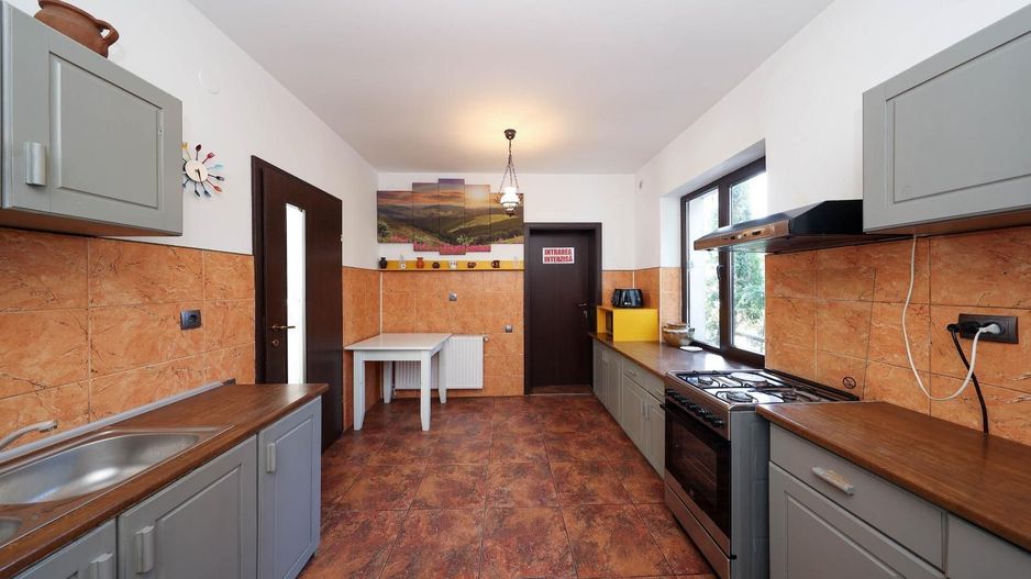 Vilă spațioasă de vânzare în Predeluț, Bran | 2000mp - Poză 12