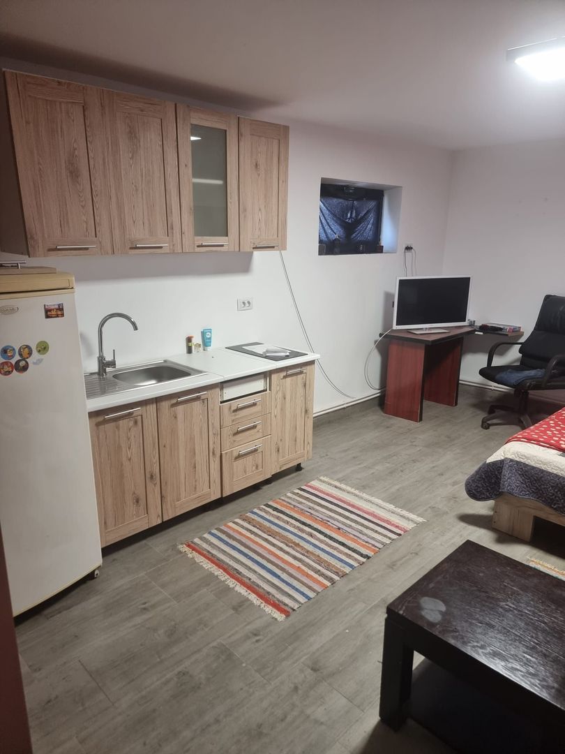 Garsonieră de închiriat - zona Gara, demisol, 35 mp - Poză 1
