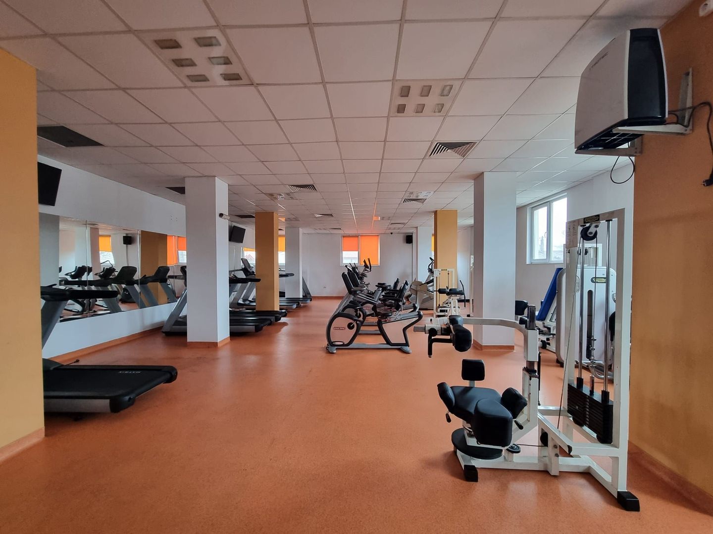 Clădire P+2+M de închiriat – spații servicii / birouri / sală sport - Poză 2