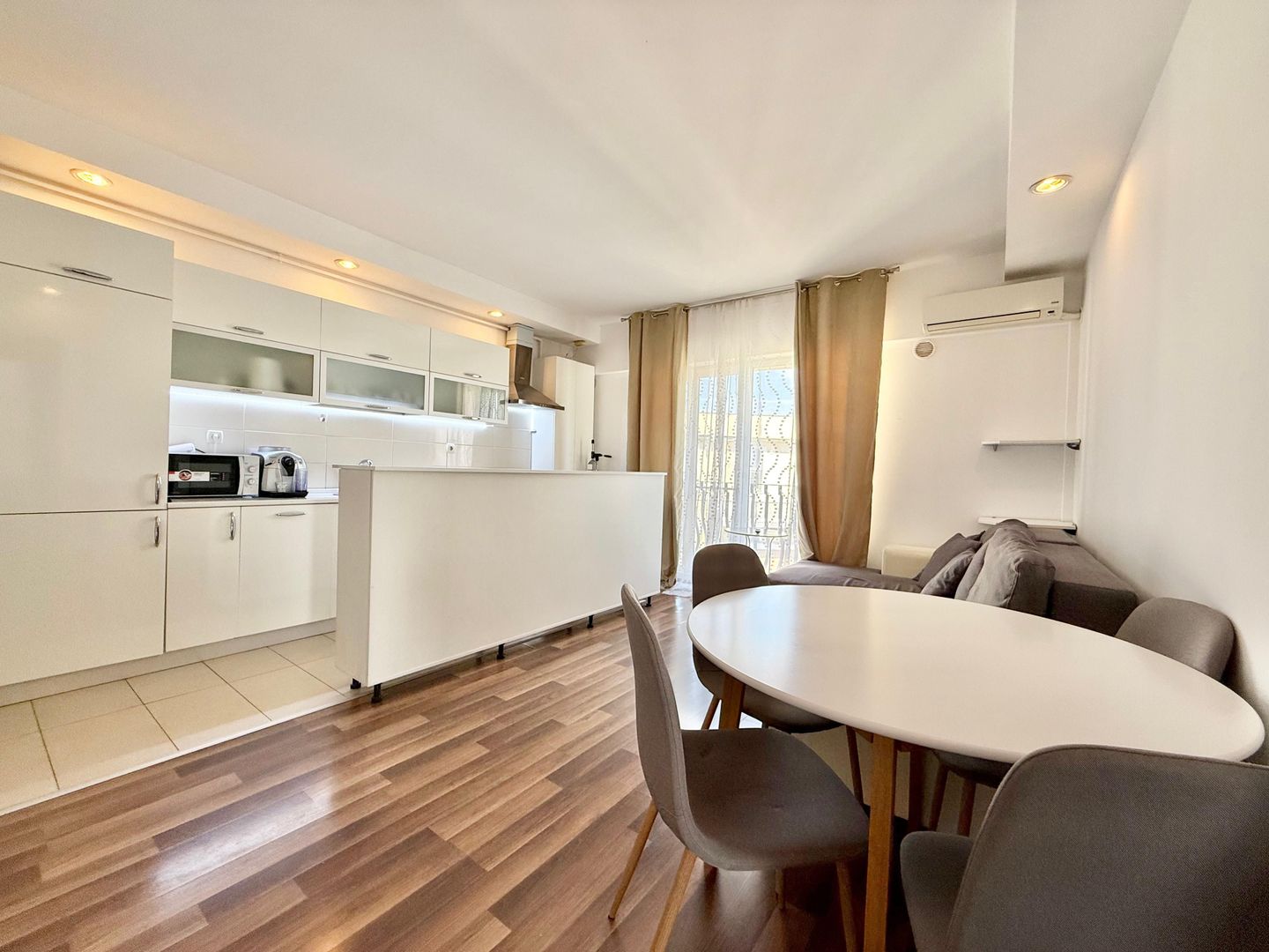 COSMOPOLIS - Apartament cu 3 camere, mobilat si utilat. - Poză 1