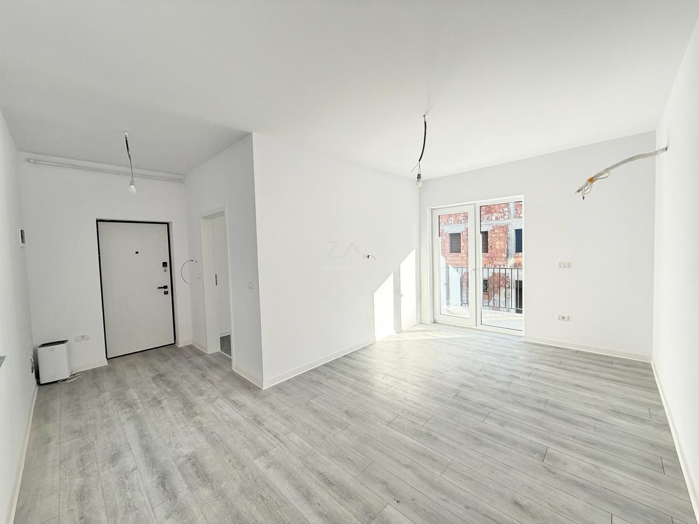 Disponibil imediat. Etaj 1. Bucatarie inchisa. Loc de parcare. Drum asfaltat. - Poză 1