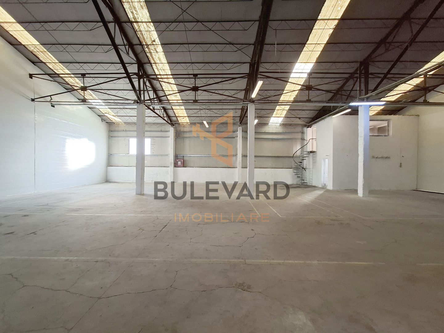 Hala / Spatiu industrial de inchiriat + 30 mp birou +10 parcari - Poză 2