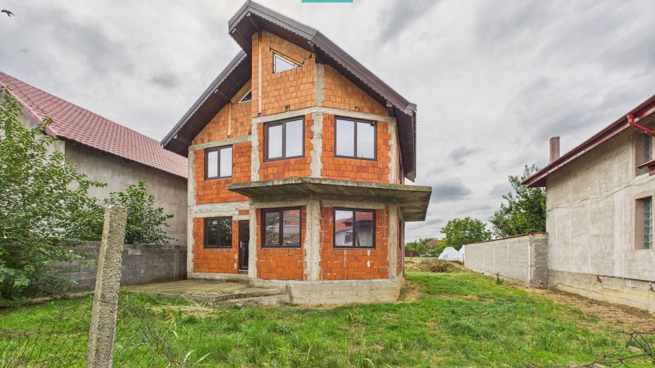 Casă la roşu P+E+M în Şagu - Poză 1