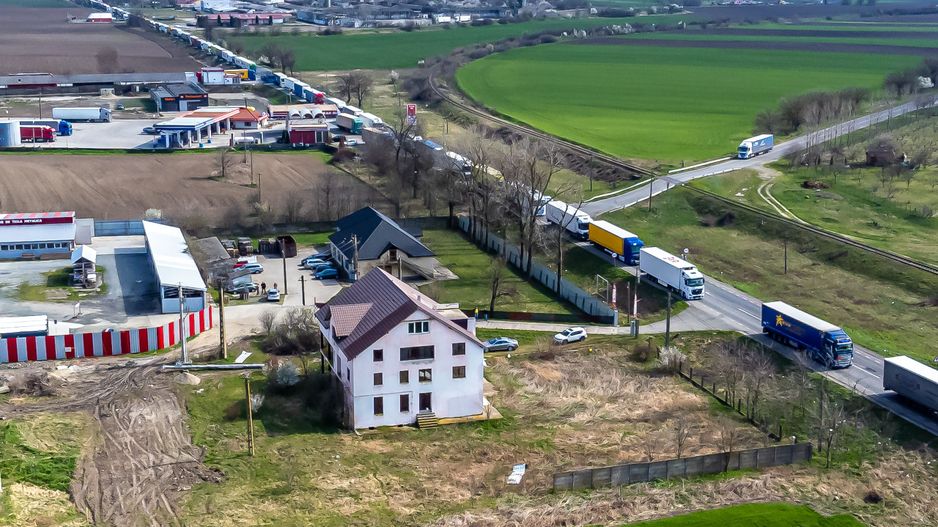 Clădire tip birouri/casă persoane vârstnice cu 3445 mp teren - Poză 5