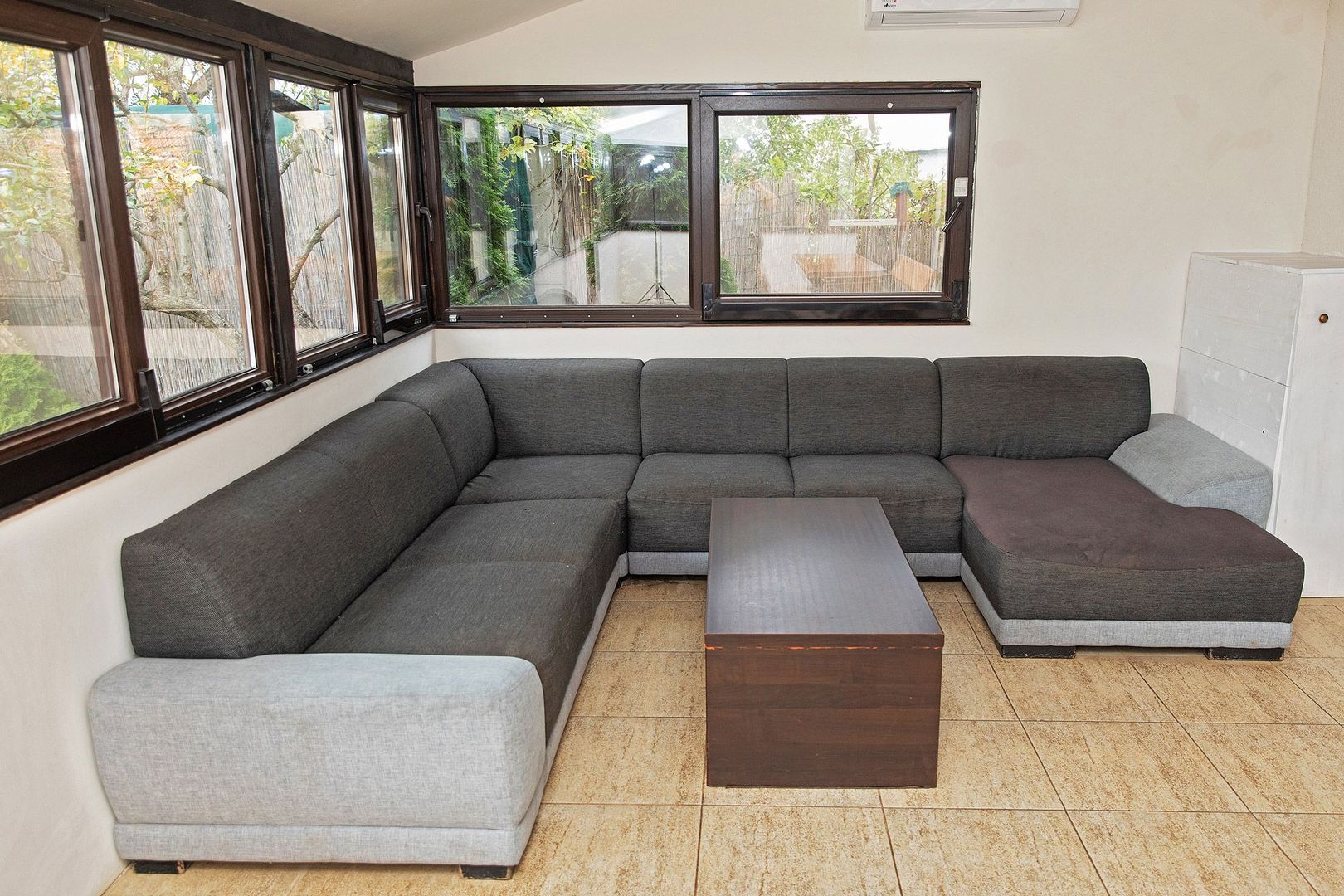 Vilă cu 5 dormitoare, 4 băi, 2 248mp teren, piscină. Preț: 229 000 Eur - Poză 11