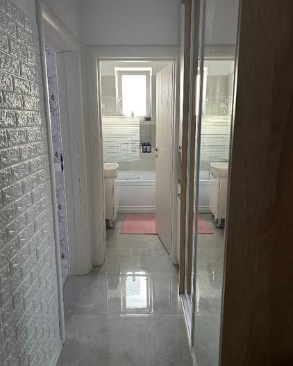 vand  apartament  2 camere utilat si mobilat - Poză 6