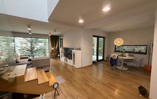 Duplex modern – arhitectură contemporană, spații luminoase