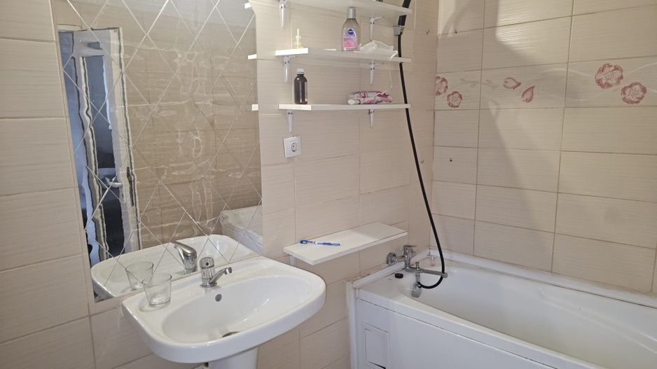 Casa 35 mp cu curte 300 mp, Micro 17 – Str. Oltului, 250 euro lunar - Poză 9