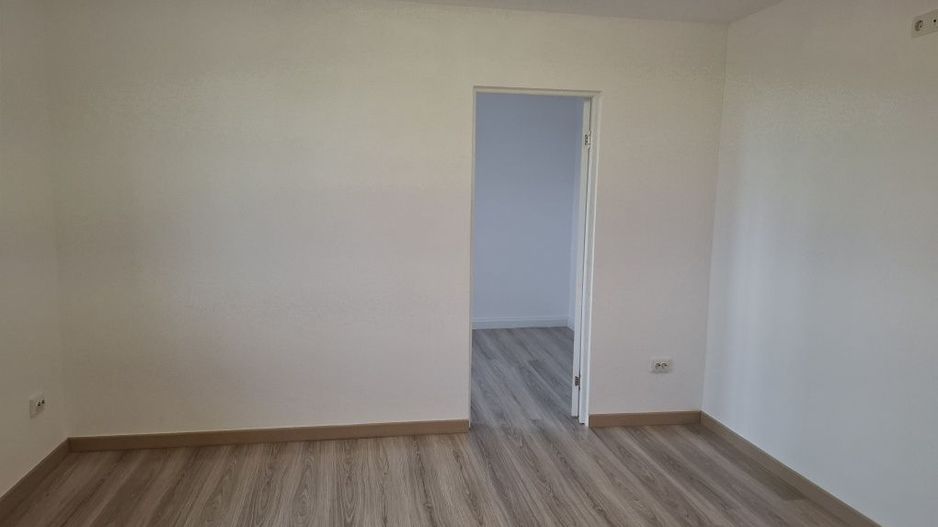 BRASADAS vinde ap 2 cam RENOVAT in Micro14 etaj 4/4. - Poză 1