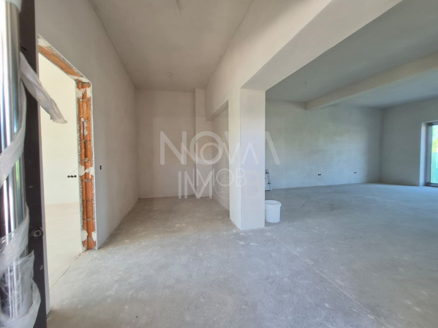 Casa generoasa cu 7 camere, 3 bai, dressing si parcare – Sura Mica - Poză 5
