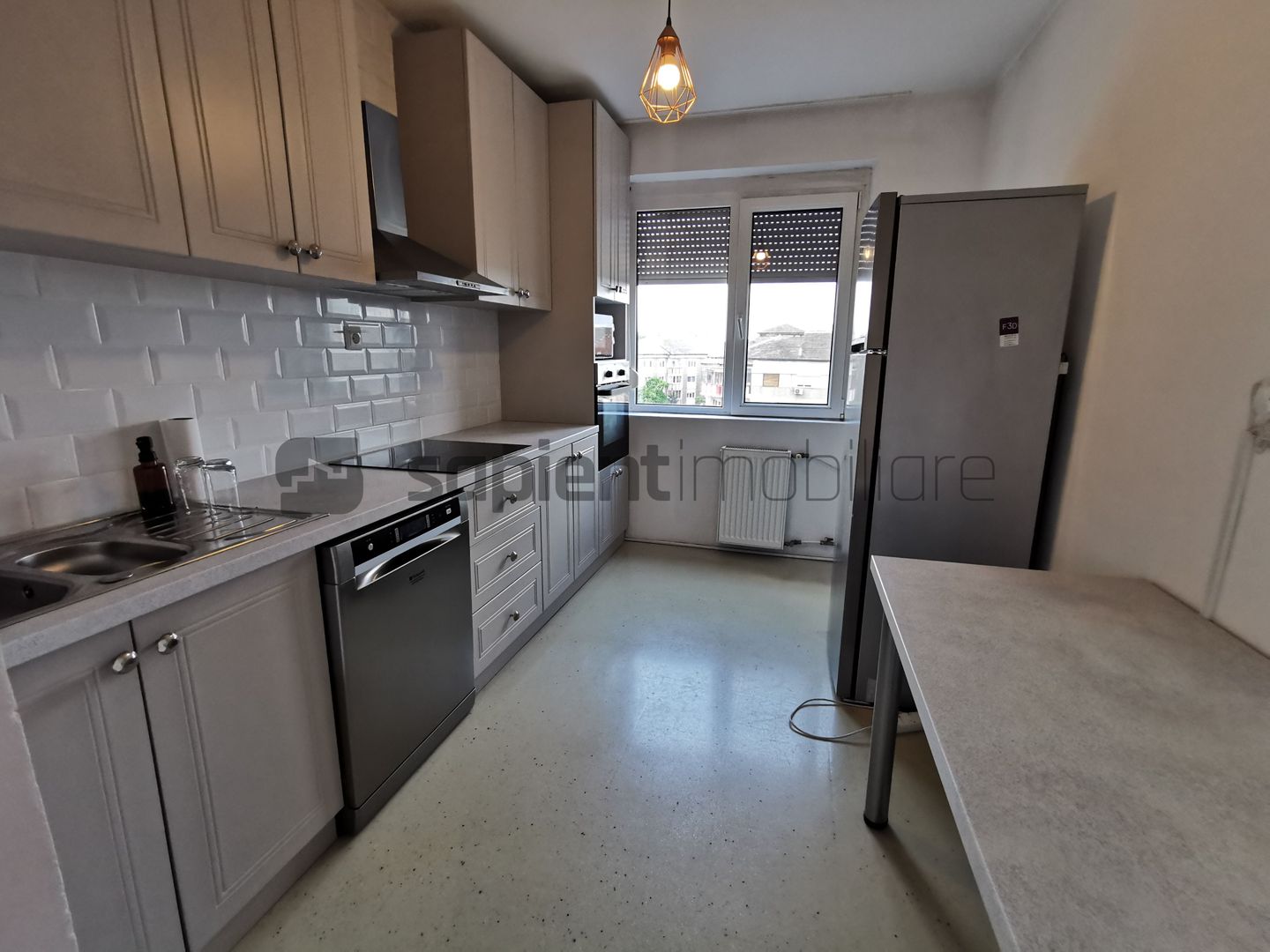De închiriat apartament cu 4 camere, Bd. Decebal - Poză 2