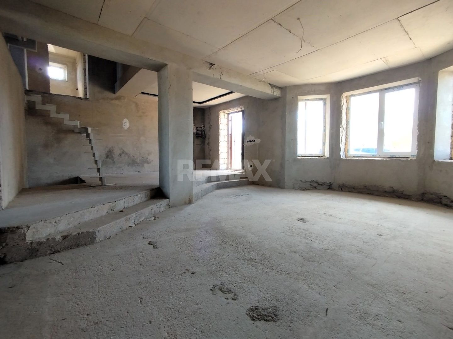 CASĂ CU 2 NIVELE – 136 m² | 4 DORMITOARE | 7 ARI ANENII NOI - Poză 6