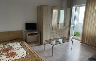 Închiriez garsonieră, Piața Victoriei, modernă, cu boiler