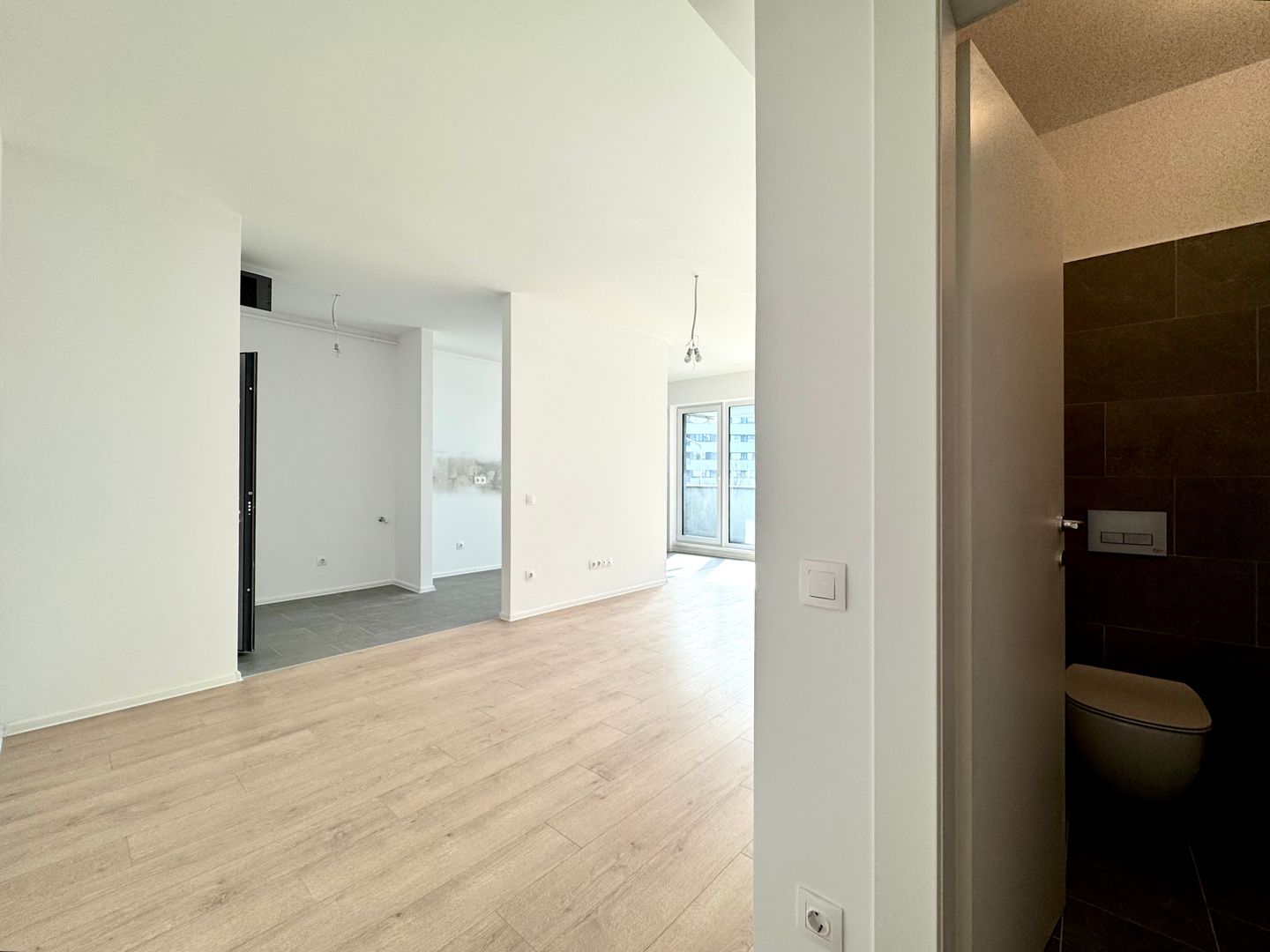 3 camere. Dormitor matrimonial cu baie en-suite. 83 mp Utili. - Poză 1