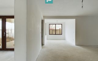 Vilă la sol cu open space și 3 dormitoare la alb - Poză 10