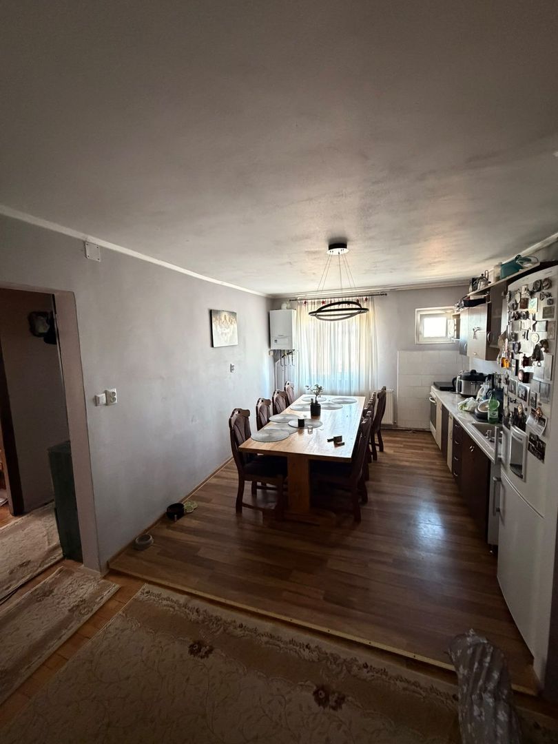Apartament spațios cu 4 camere – Marghita, zona centrală - Poză 2