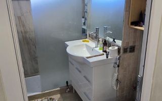 De vanzare apartament 2 camere, zona centrala, etaj 1 - Poză 4