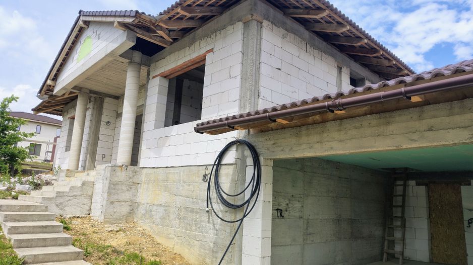 Casă la roșu,  – Oradea, str. Caișilor. 175 000 E . Comision 0 - Poză 2