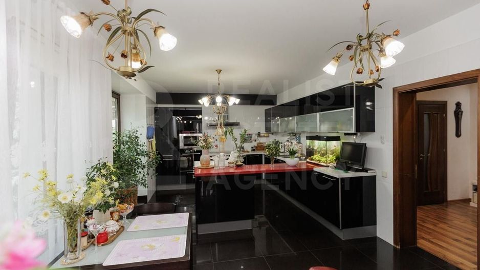 Vânzare, penthouse cu suprafața de 227 mp, str. Romană, Ungheni - Poză 7