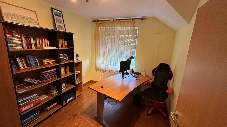 Vila deosebita aproape de padure - Poză 29