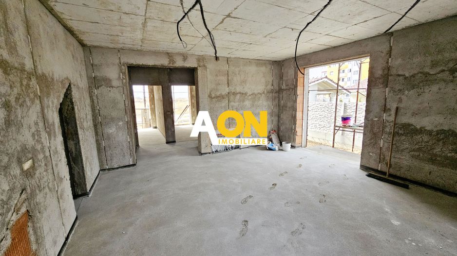 Apartament cu 3 camere, 2 bai, curte proprie, parcare si boxa 40 mp - Poză 3