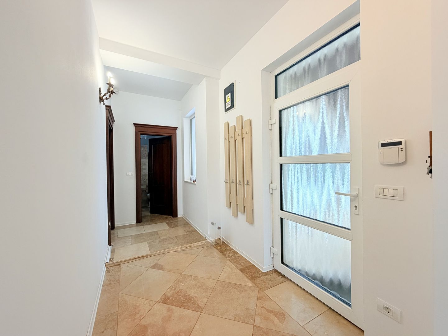 Casă de închiriat la liziera pădurii - Dumbrăvița - Poză 16