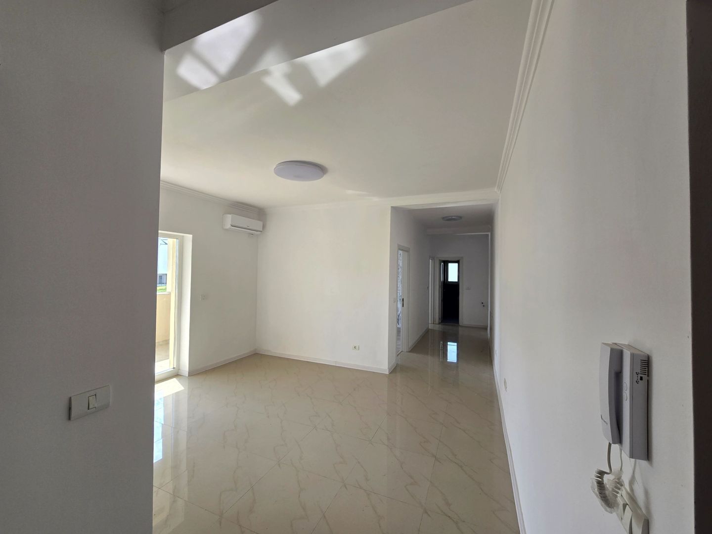 Apartament 3 camere, Zona Torontalui, Nemobilat, Bloc Nou, Loc de parcare inclus - Poză 1