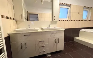 Apartament la curte, 2 băi, loc de parcare, zona linistita, dressing - Poză 15