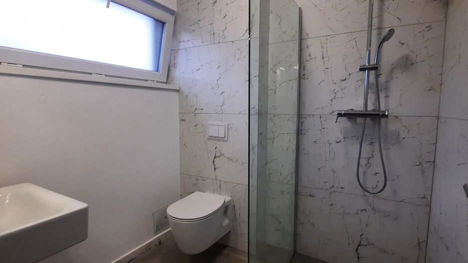 Locuinta cu 3 camere, curte si 2 locuri de parcare - Poză 9