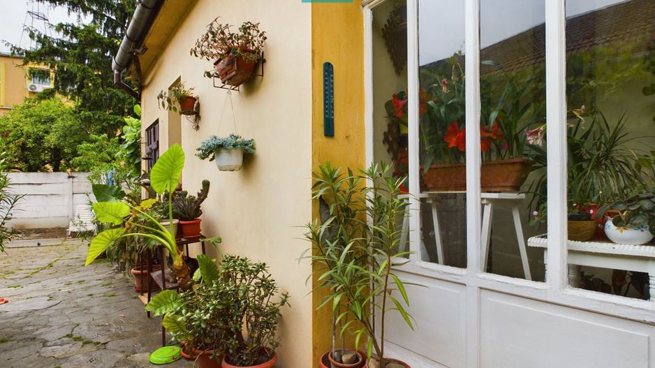 Apartament la casă cu 4 camere în Pârneava - Poză 1