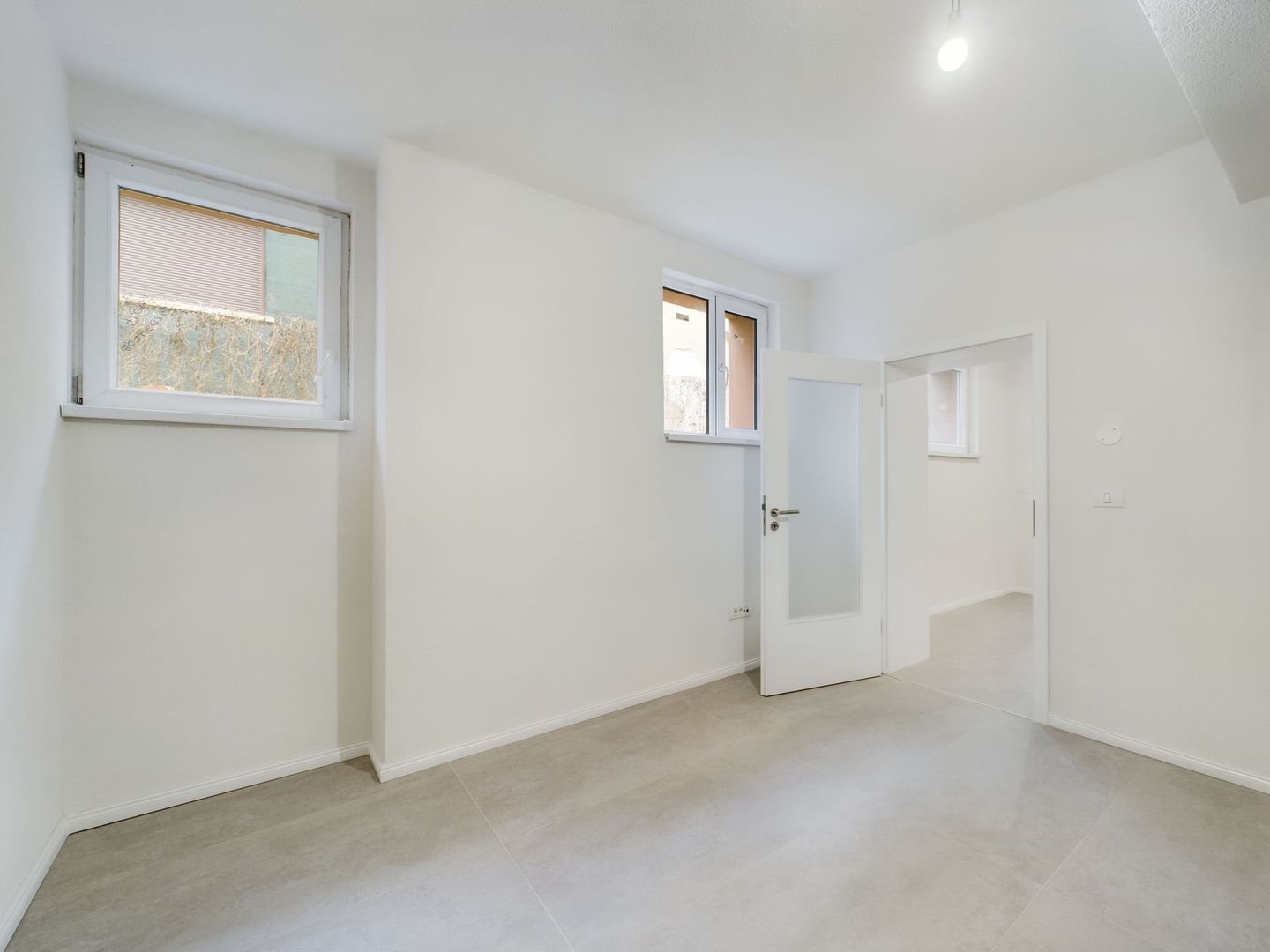 Apartament central 4 camere, foarte generos - Poză 3