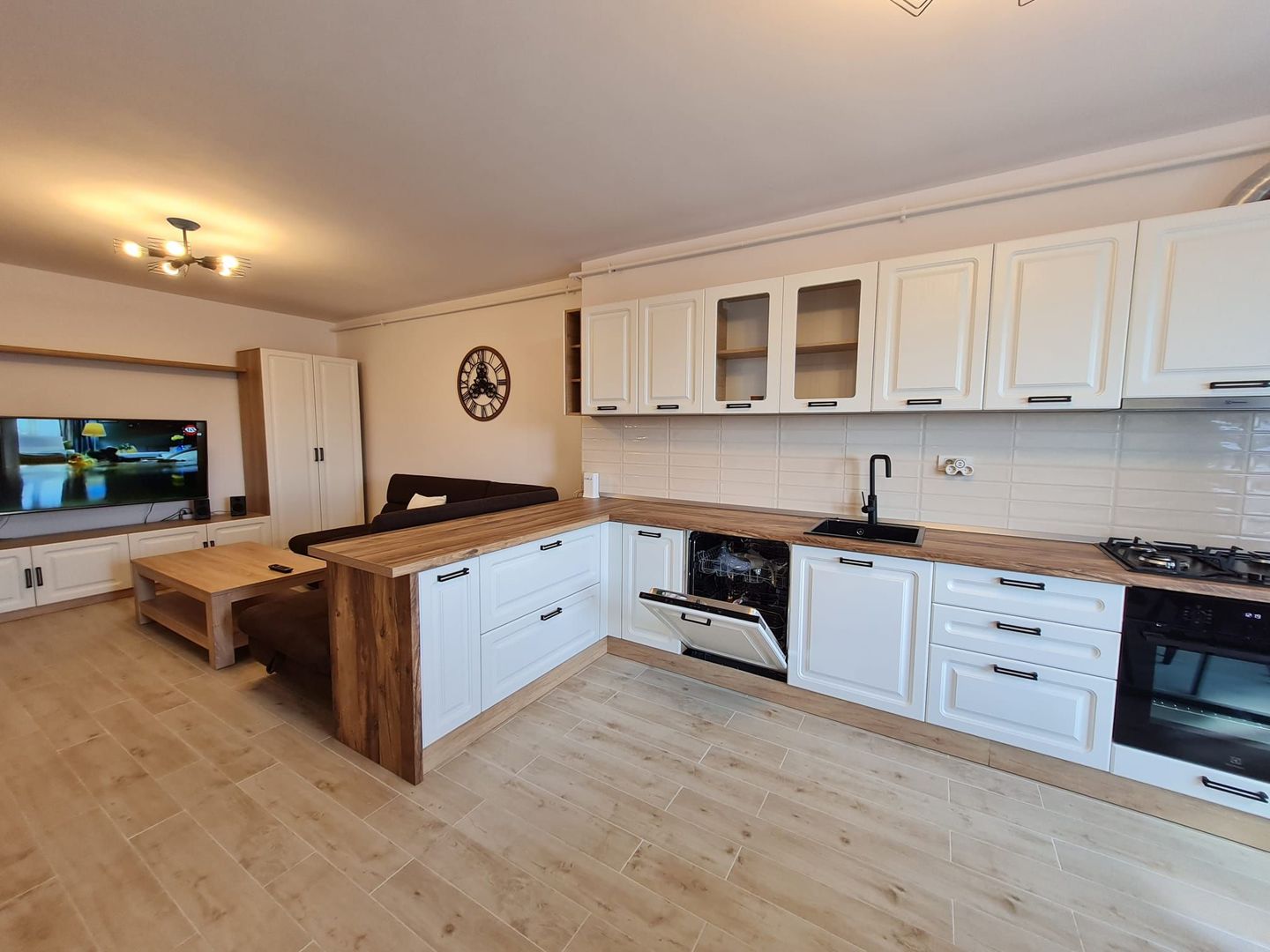 Lux la 5 minute de Iulius Town - Poză 18