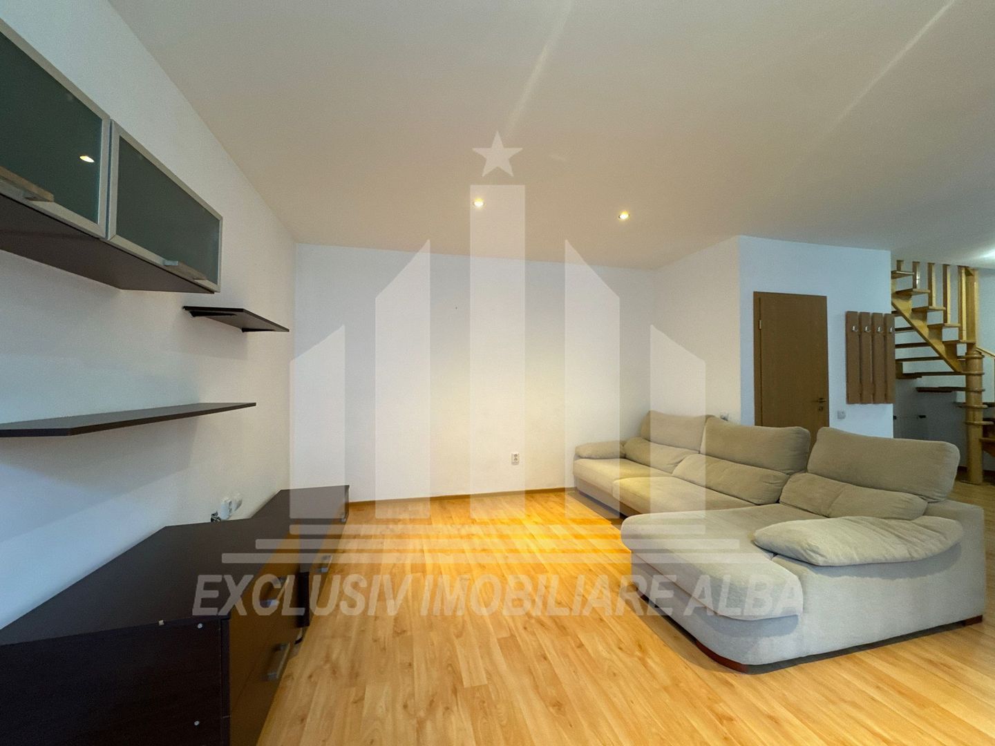 Apartment cu 3 camere cu scara interioara si garaj, Tolstoi - Poză 2