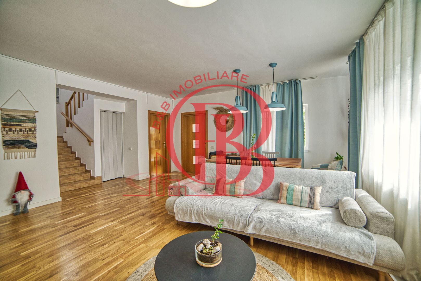 Casa complet mobilata 5 camere 3 bai curte generoasa - Poză 1