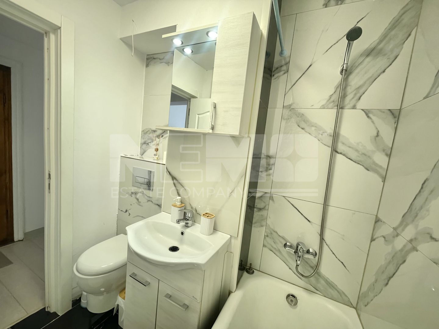 Garsonieră de Închiriat | Renovată Complet | Etaj 3 | Radauti - Poză 9