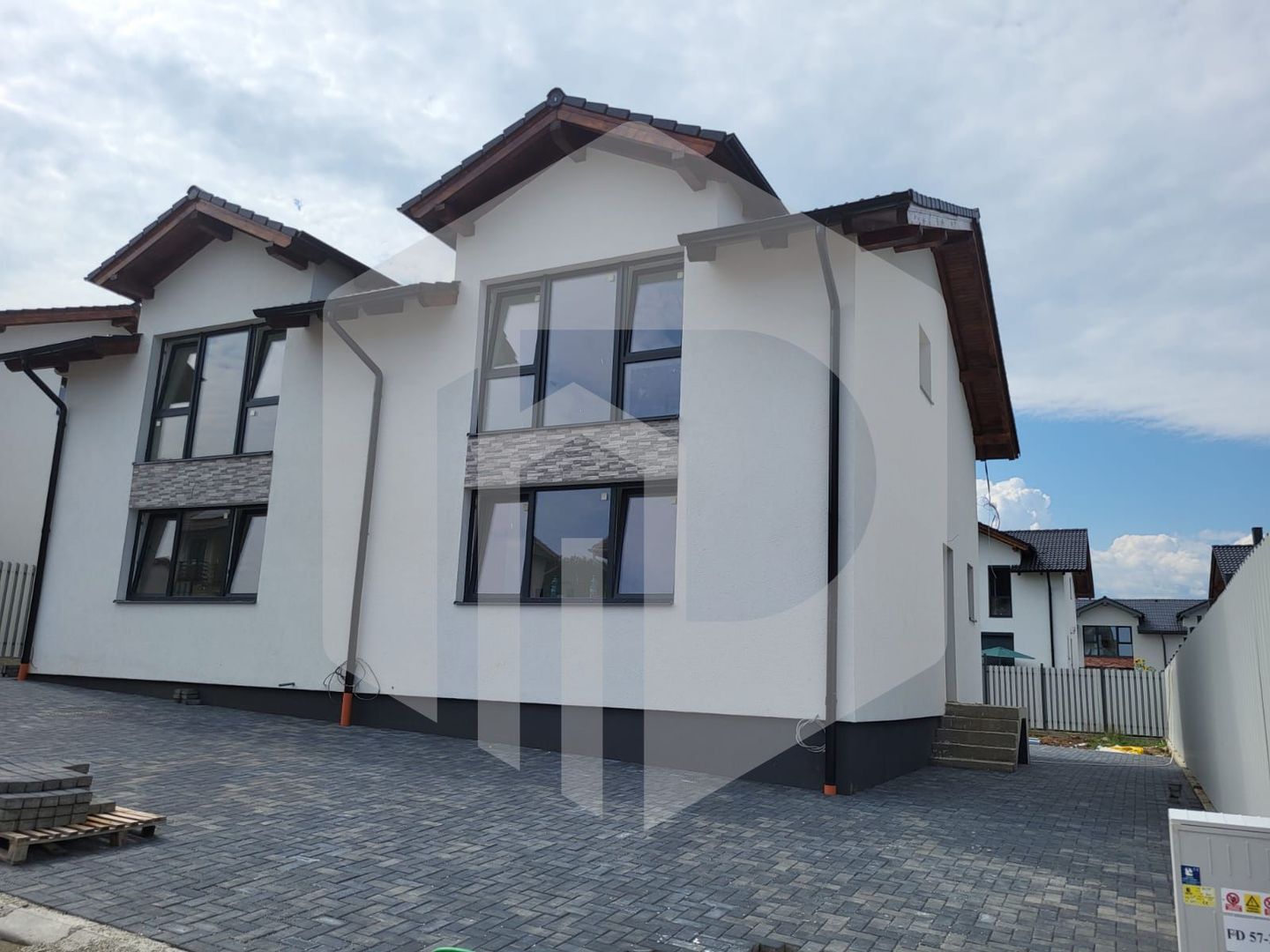 Duplex 4 Camere 2 Bai 2 locuri de parcare - Teren generos - Poză 1