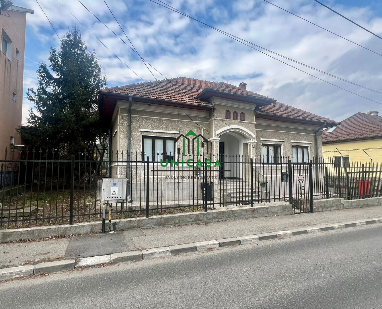 Casa Centru/ 4 camere / teren 920mp - Poză 1