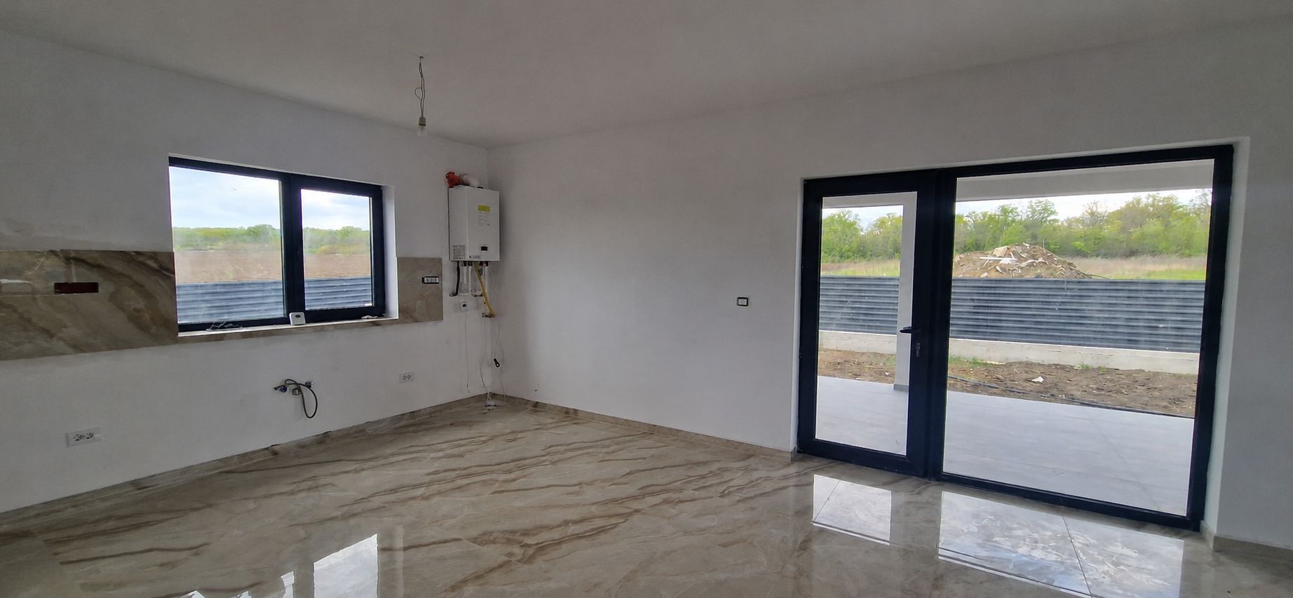 Casa plan parter 3 camere 70 mp/teren 400 mp Ciurbesti 149000 euro - Poză 4
