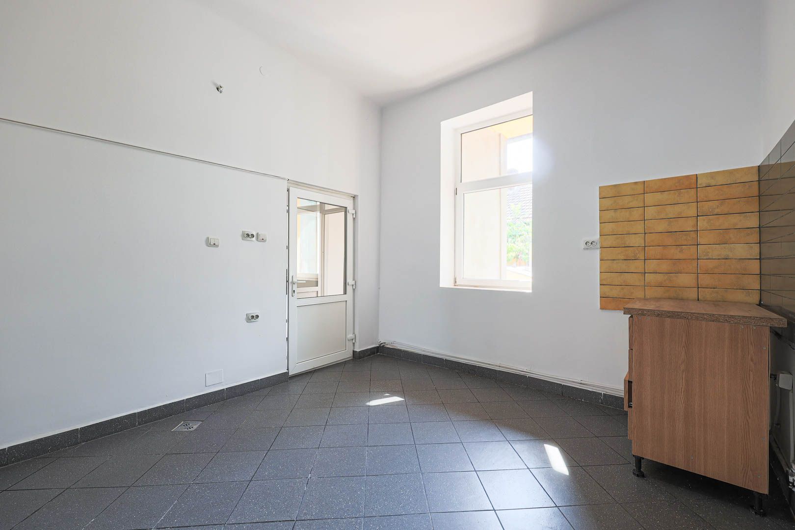 Locație excelentă: Spațiu comercial  Reprezentanță sau Închiriere. - Poză 7