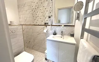 Apartament renovat, cu garaj și pivnițe, în Centrul Istoric al Sibiului - Poză 12