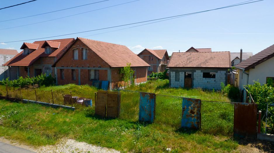 Casă la roșu în Livada - Poză 2