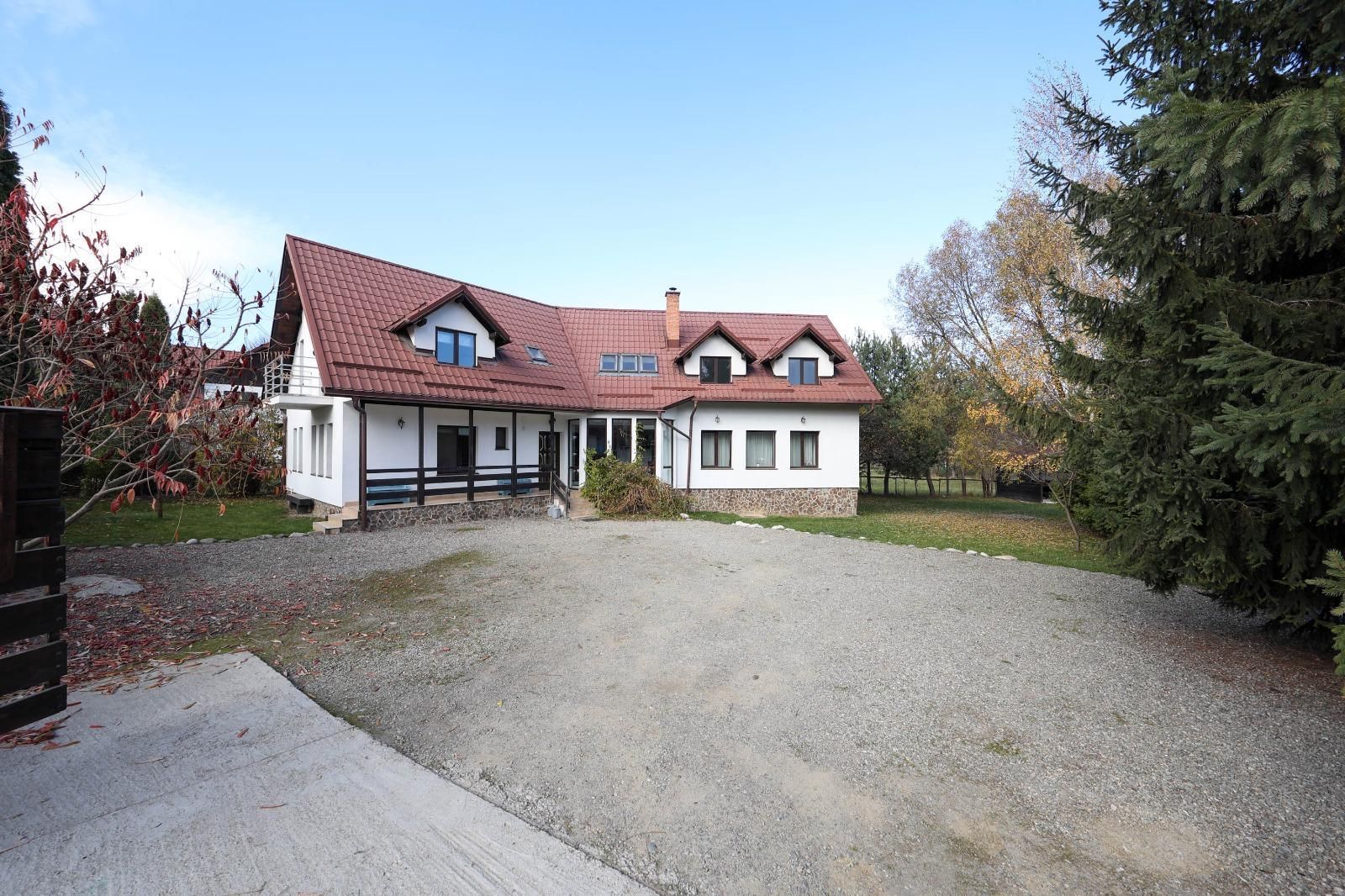 Vilă spațioasă de vânzare în Predeluț, Bran | 2000mp - Poză 1