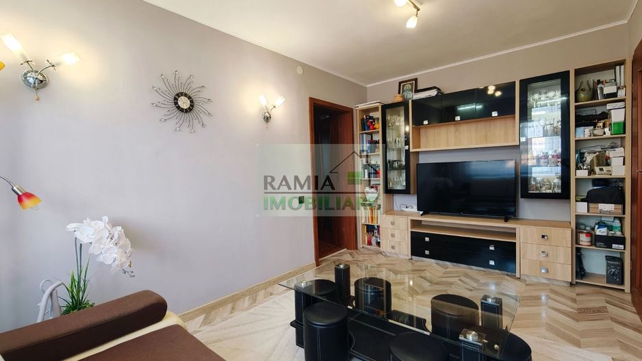 Apartament 3 camere, Cartierul Florilor, Boxă și parcare - Poză 1