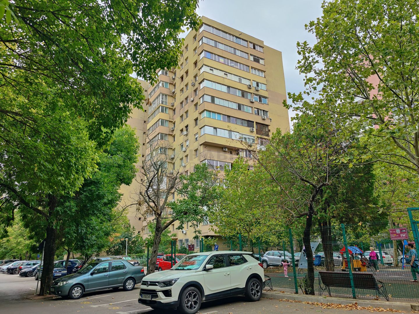 Prima inchirere,  strada Odobesti la intrarea in parc - Poză 18